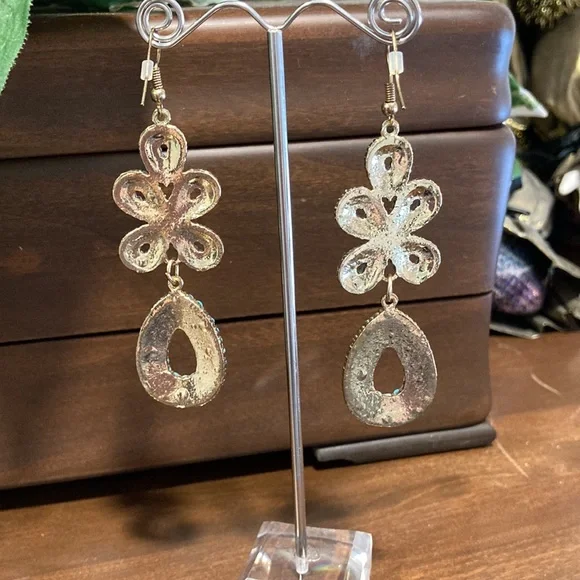 🌟 Host Pick!!🌟Gold Tone Turquoise Blue Beaded Chandelier Hang Pierced Earrings - Picture 2 of 4